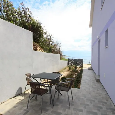 In Mit Terrasse By Interhome شقة *
