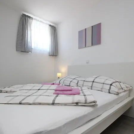 Apartament In Mit Terrasse By Interhome *